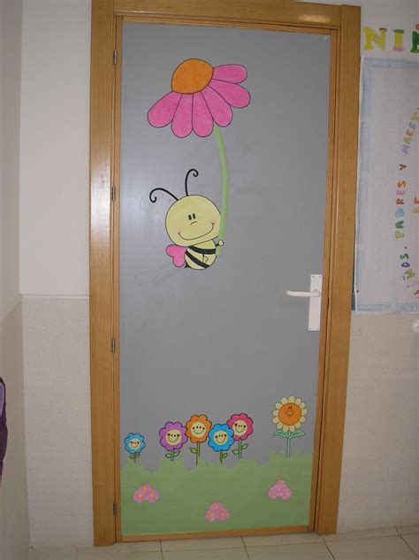 Puerta De Primavera De La Clase De Primaria Cole De Monterrubio De