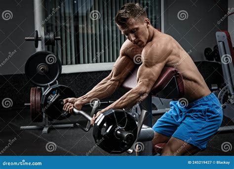 Musculoso Durante El Entrenamiento En El Gimnasio Imagen De Archivo