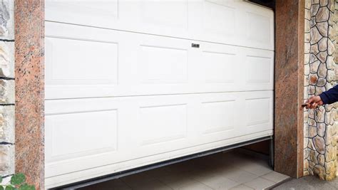 5 Common Garage Door Colors To Choose From - Mozeapp.com