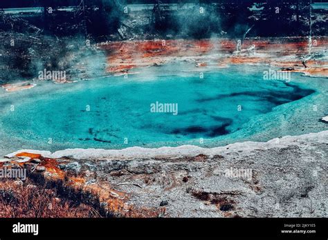 Una Vista De Las Aguas Termales En El Parque Nacional Yellowstone En