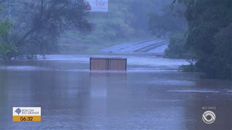 VÍDEO caminhão fica submerso após água tomar conta de estrada do RS