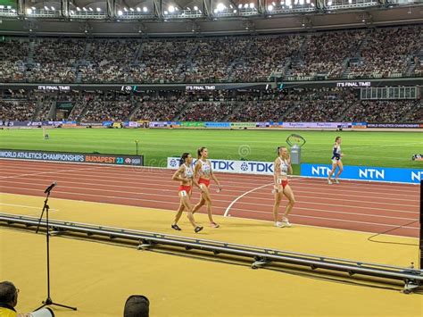 Equipo De Relevos De 4 X 400 M Femenino Antes De Las Finales Del