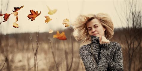 Autunno Cadono Le Foglie Le Castagne E I Capelli