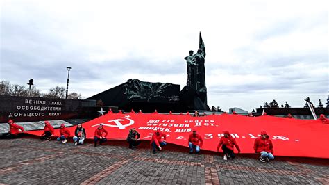 El Partido Comunista Ruso en Donetsk desplegó una copia de la Bandera