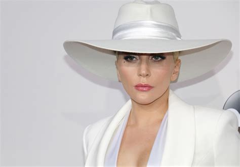 Η Lady Gaga στα διάσημα σκαλιά της Νέας Υόρκης