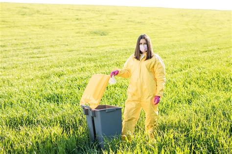 Mano Tirando Botellas De Pl Stico En La Naturaleza Da O Ambiental Por