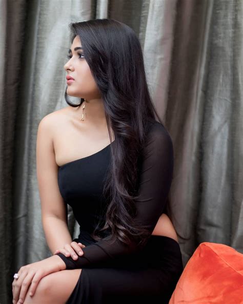 DESI ACTRESS PICTURES Actress Shalini Pandey New Hot Stills Desipixer