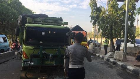 Gagal Menyalip Pemotor Tewas Terlindas Dump Truck Di Teluk Pucung