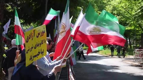 Manifestación Contra El Régimen Iraní En Berlín Tras La Muerte Del Presidente Y El Ministro De