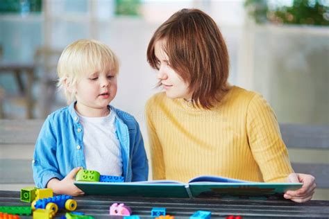 Jeune Livre De Lecture De Mère à Son Fils Photo Stock Image Du