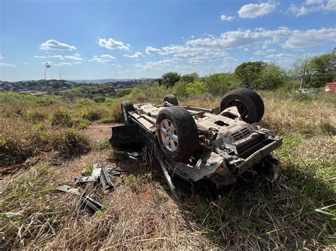 Carro oito pessoas capota na Ibituruna três incluindo uma criança