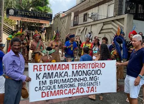 Povo Kamakã Mongoió do Cacique Merong faz ato em frente à Política