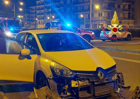 Occhi Su Salerno Salerno Scontro Frontale Tra Due Auto Nei Pressi