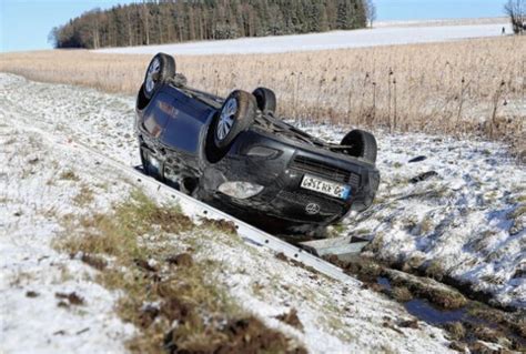 Glatte Fahrbahn Pkw Berschl Gt Sich Auf B In Schneeberg