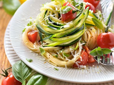 Pasta Mit Zucchini Und Tomaten Rezept Eat Smarter