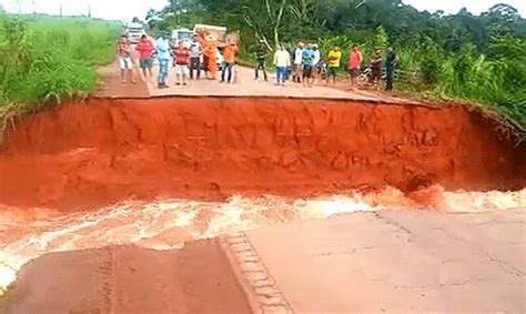 Veja o vídeo água rompe bueiro no Quinoá e BR 364 volta a ser