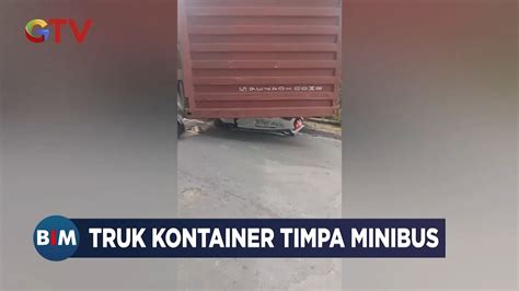 Tak Kuat Menanjak Truk Kontainer Timpa Minibus Pengemudi Minibus