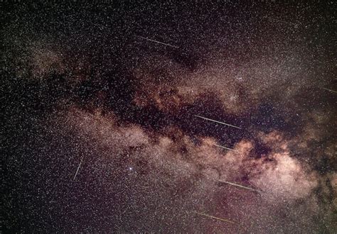 Chuva De Meteoros Sobre A Via L Ctea Na Regi O Da Constela O De Aquila