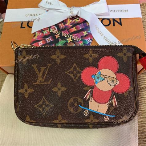 Venta Louis Vuitton Vivienne Pochette En Stock