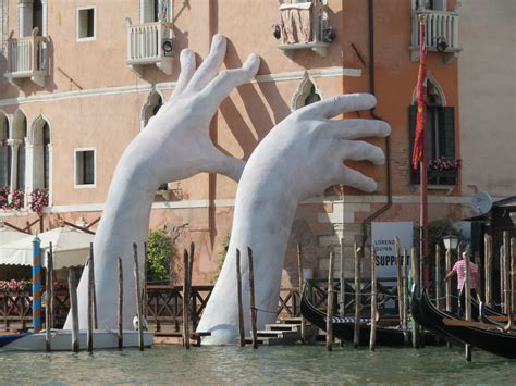 Biennale Di Venezia 2019 Le Mani Di Lorenzo Quinn Artuu Magazine