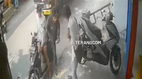 Viral Aksi Begal HP Gunakan Sajam Di Siang Bolong Terekam CCTV