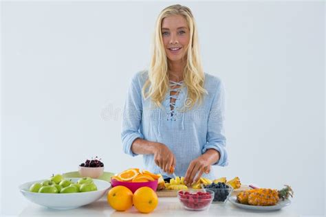 El Retrato Del Corte De La Mujer Da Fruto En La Tajadera Foto De