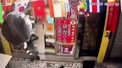 趁店家準備關門 黑衣男持刀闖彩券行搶20萬逃逸 Youtube