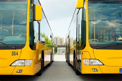 Omnibuses Que Estacionan En Fila En El Término O La Terminal De