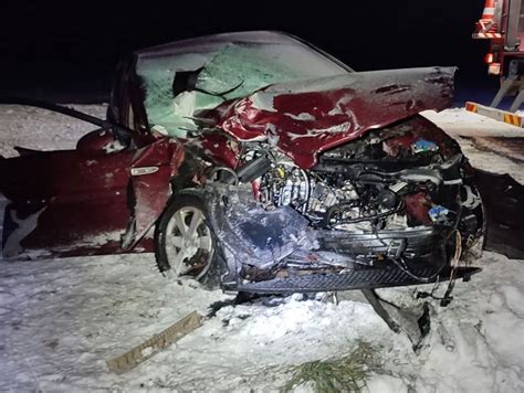 Wypadek Na Drodze Wojew Dzkiej Nr Osob Wka Zderzy A Si Z Ci Ar Wk