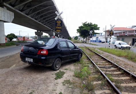 Carro é retirado de linha férrea 2 minutos antes da passagem de trem em