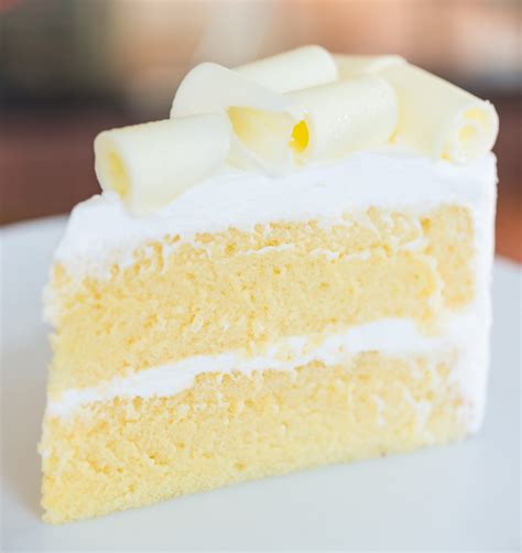 Gâteau au chocolat blanc avec son nappage blanc Glaçage au chocolat