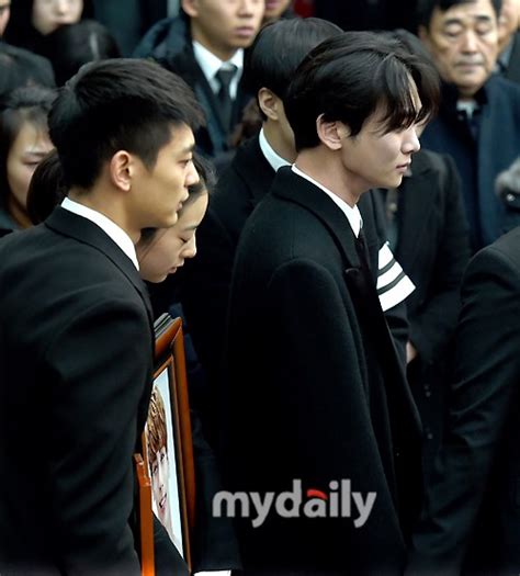 Shinee Jonghyuns Funeral And Burial Are Happening Right Now