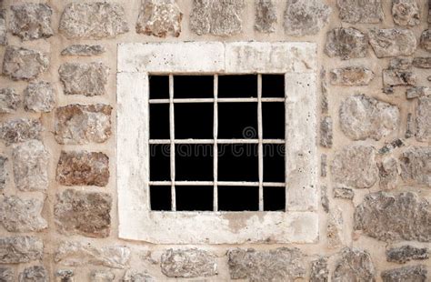 Mur En Pierre Antique De Prison Avec La Fenêtre Image stock Image du