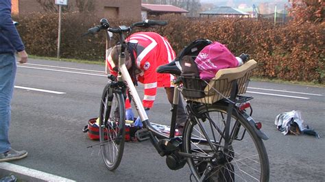 NonstopNews 70 jährige Autofahrerin erfasst Pedelec und schleift