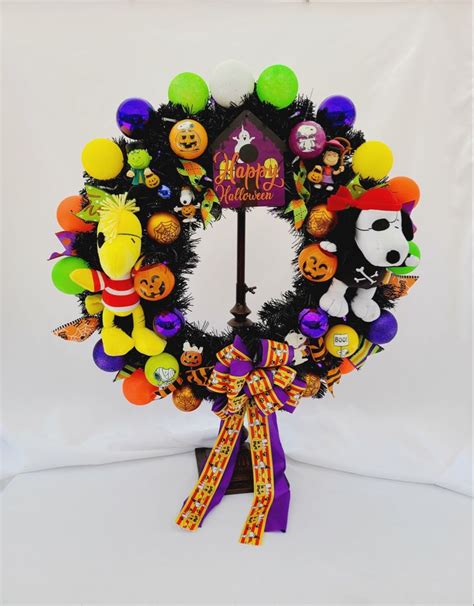 Peanuts Inspired Halloween Wreath | Halloween wreath, Unique holiday ...