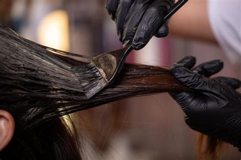 Quanto Custa Pintar O Cabelo No Salão - Coloração de cabelo no salão de cabeleireiro o assistente profissional ...
