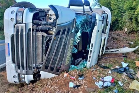 Carreta Carregada De Queijos Tomba Na BR 116 Em Leopoldina