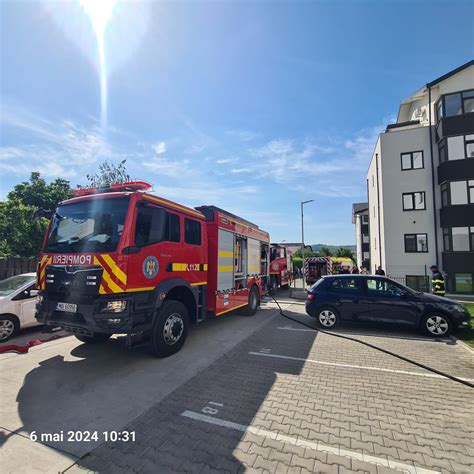 FOTO VIDEO Incendiu puternic într un bloc din Valea Lupului Zeci de