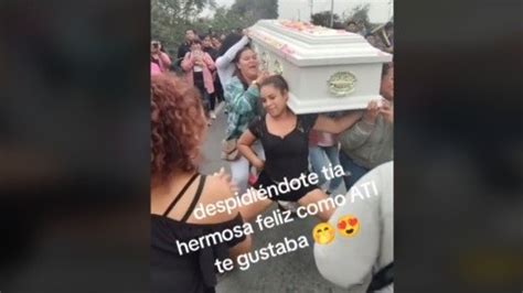 Mujeres Despiden A Su Amiga Bailando Con Su Ata D