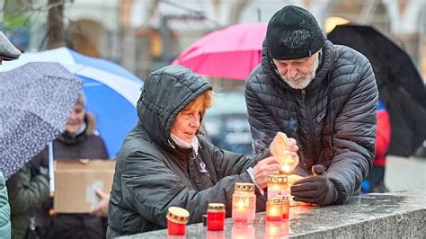 V Trutnov Si P Ipomn Li Sametovou Revoluci Navzdory Chladu A De Ti