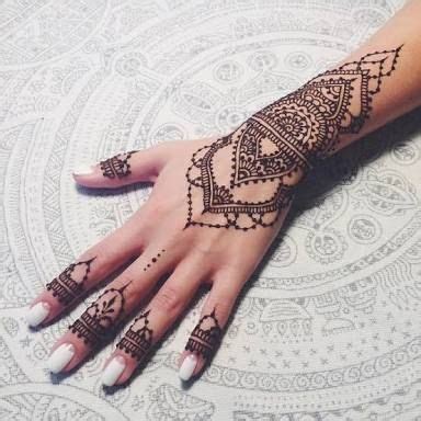 Resultado de imagem para tatuagem indiana na mão Henna na mão