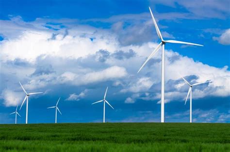 Turbinas De Viento En Un Campo Verde Con Un Cielo Azul En El Fondo