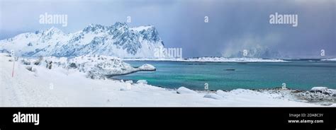 Fabulosa Escena De Invierno Nevado De La Isla De Vestvagoy Con Picos