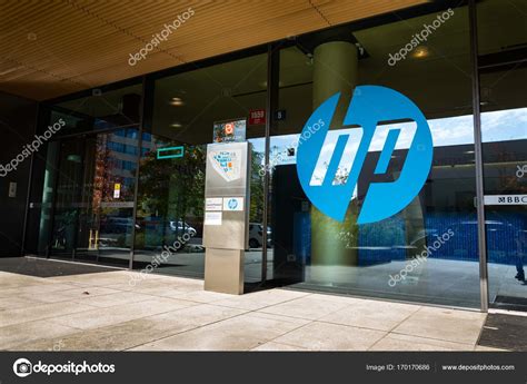 El Logotipo De La Empresa Hewlett Packard En El Edificio De La Sede