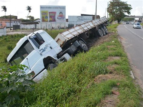 G1 Caminhão de adubo tomba às margens da BR 230 na Paraíba notícias