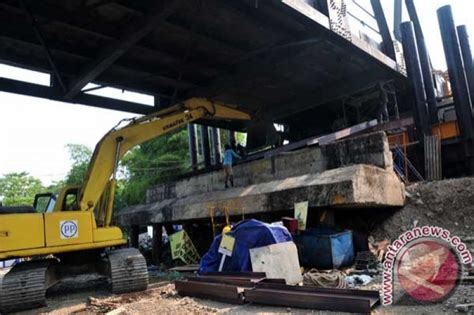 Pemasangan Shoring Jembatan Comal ANTARA News