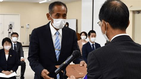 初当選の阿部氏と新町議14人に当選証書 群馬・みなかみ町 上毛新聞社のニュースサイト