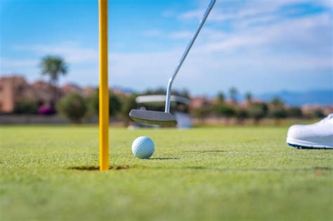 Hombre Jugando Al Golf Metiendo La Pelota En El Hoyo Del Green Con El