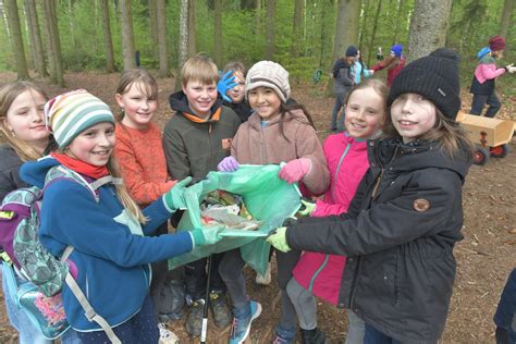 Müllsammel Aktion am Waldbad im Freiberg Kinder der Montessori Schule