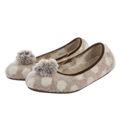 Giesswein vs Nootkas - Which is the best wool slipper? - Slipper Scout